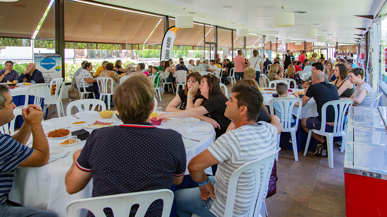 Comida en la jornada de convivencia de fin de campaña de ALVI
